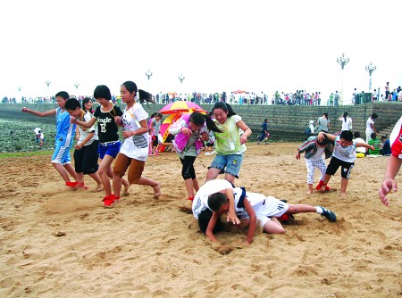 晚上在沙滩上集体玩的游戏-急求:沙滩集体游戏