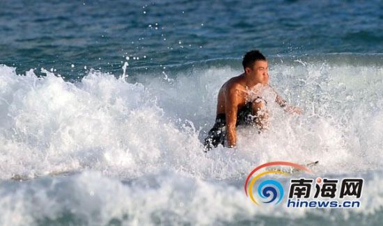 旅行网上的机票价格包含燃油费和机场建设费吗