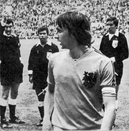 老照片-1974世界杯决赛 克鲁伊夫口出不逊吃黄