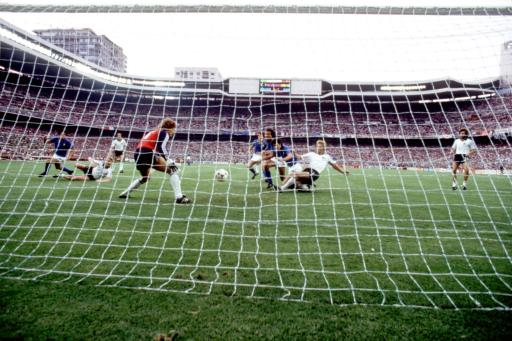 老照片-1982世界杯决赛 罗西进球的门后镜头_