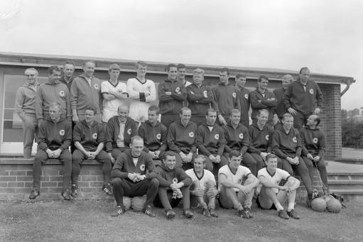 贝肯鲍尔的老照片 西德国家队内的毛头小伙子