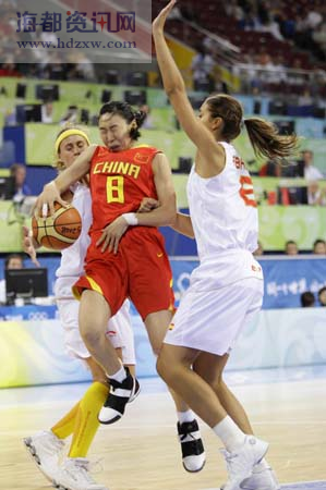 中国女篮三分险胜西班牙