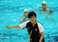 图文-日本花样游泳队进行训练 金子正子在做示范