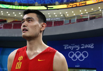 اختيار ياو مينغ لحمل العلم الصينى خلال مراسم افتتاح الاولمبياد