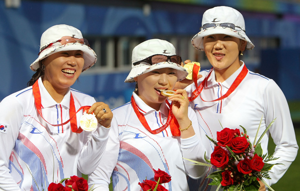 图文-[奥运]女子射箭团体决赛 韩国姑娘夺冠享受荣耀