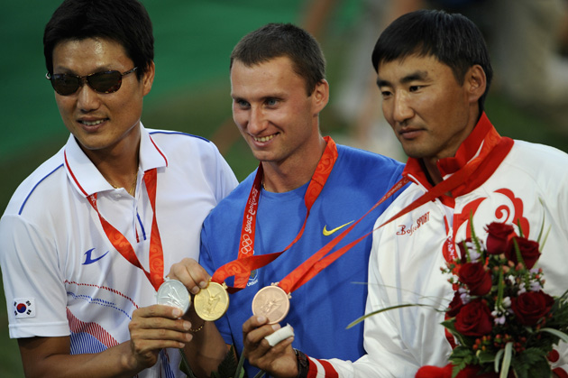 图文-[奥运]男子个人射箭决赛 前三名一同秀奖牌