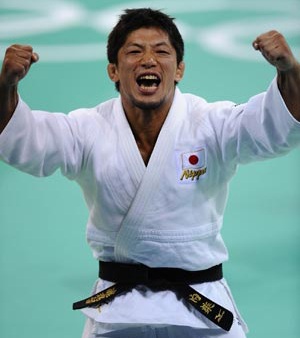 الياباني اوتشيشيبا يحرز ذهبية الجودو عن وزن 66 كجم رجال في  اولمبياد بكين
