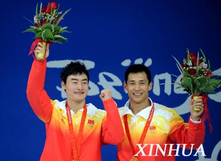  الصينيان وانغ وتشين يفوزان بذهبية الغطس المتزامن 3م من  المنصة المتحركة للرجال باولمبياد بكين