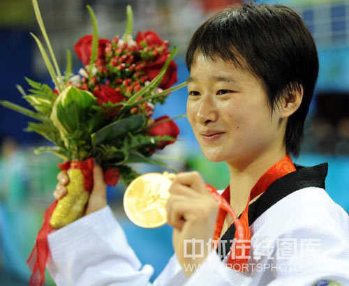 ذهبية وزن تحت 49 كلغ للصينية جينغ يو