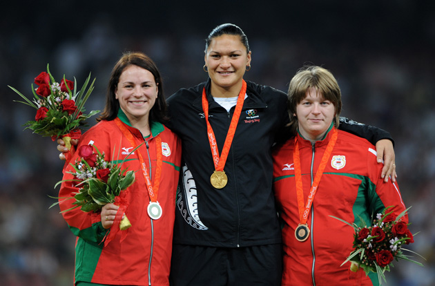 图文-[奥运]女子铅球决赛 前三名得主颁奖合影