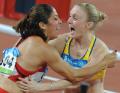 图文-[奥运]女子100米栏 麦克莱兰和施奇列普互祝