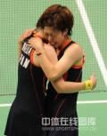 图文-羽毛球女子双打1/4决赛 日本选手紧紧相拥