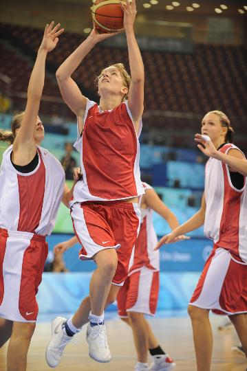 图文-捷克女篮赛前训练 对抗性练习自然必不可少