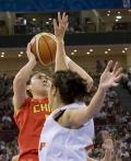 图文-中国女篮VS西班牙 中国队卞兰在篮下强攻