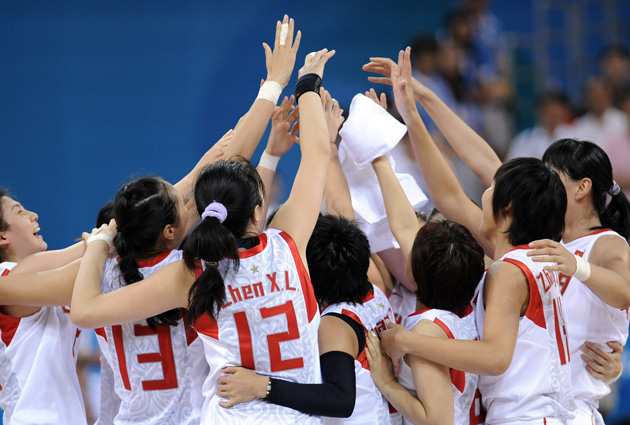 图文-中国女篮77-62白俄罗斯 中国姑娘庆祝胜利