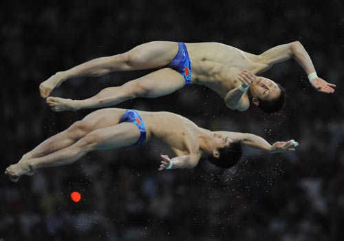 图文-男子双人10米台跳水 二人动作如出一辙