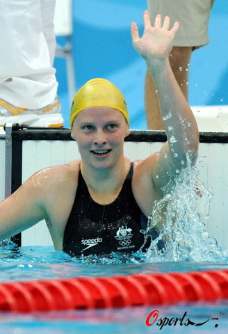 图文-女子100米蛙泳澳大利亚夺冠 琼斯举手示意