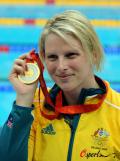 图文-女子100米蛙泳澳大利亚夺冠 与家人拥抱琼斯展示金牌