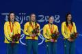 图文-女子4x200米自由泳决赛 领奖台上高唱国歌