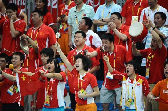 图文-刘子歌女子200蝶夺冠 为中国队员沸腾的人群