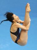 图文-奥运会女子三米板预赛 郭晶晶抱腿瞬间