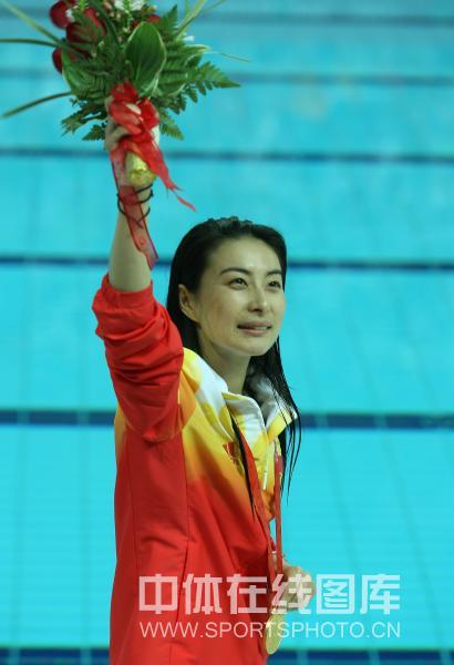 图文-[奥运]女子跳水三米板 郭晶晶感谢观众