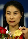 图文-跳水女子三米跳板决赛 郭晶晶展示金牌