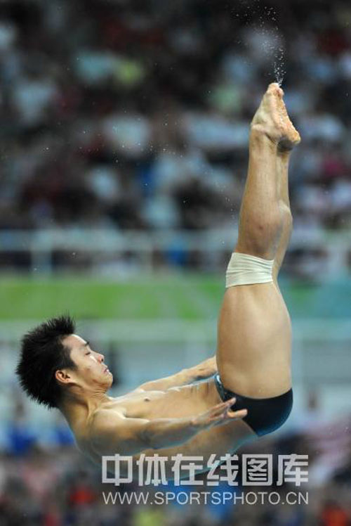图文-男子3米跳板决赛中国冲金 准备入水动作