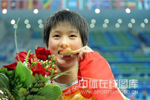 图文-女子10米跳台决赛陈若琳夺金 尝尝金牌滋味