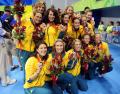 图文-[奥运]女子水球决赛 荷兰姑娘集体展示金牌