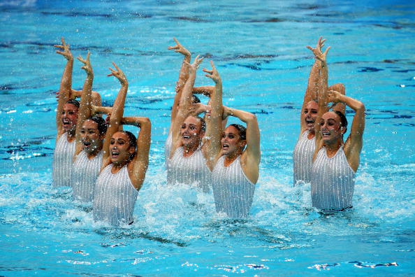 图文-奥运会花样游泳集体技术自选 动作十分整齐 