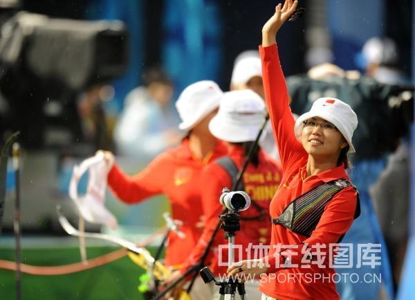 图文-女子射箭团体决赛中国亚军 陈玲向观众致意