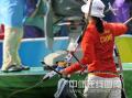 图文-女子射箭团体决赛中国亚军 收箭准备离开