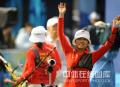 图文-女子射箭团体决赛中国亚军 陈玲向观众招手