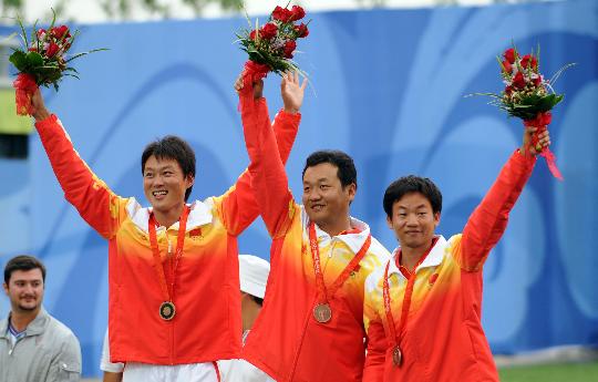 图文-奥运会射箭男子团体决赛 中国队员在领奖台上