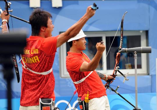图文-奥运会射箭男子团体决赛 中国队员庆祝胜利