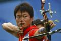 图文-奥运射箭男子团体淘汰赛 姜林在比赛中