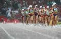 图文-田径女子20公里竞走决赛 参赛选手雨中激战
