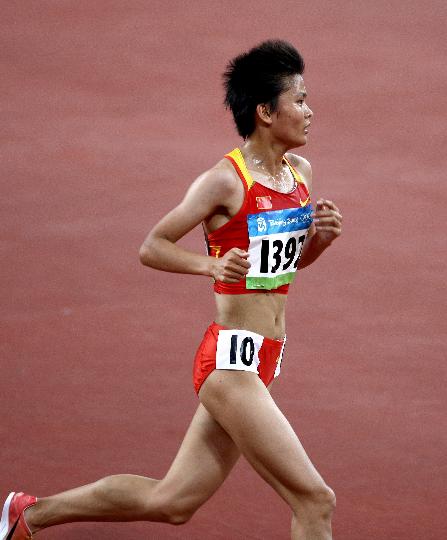 图文-田径女子5000米决赛 薛飞获得第13名