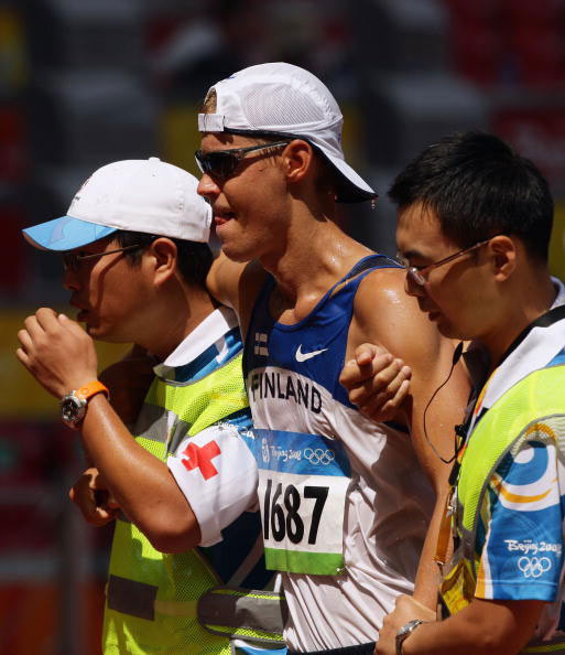 图文-田径男子20公里竞走决赛 芬兰选手被架出场