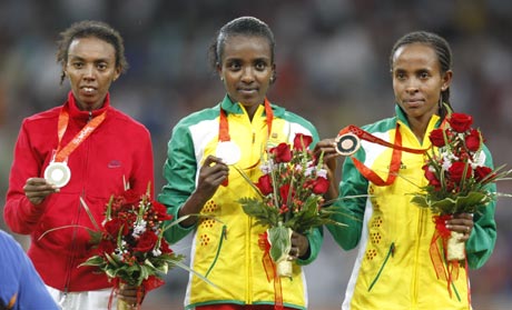 图文-女子5000米颁奖仪式举行 前三名亮出金牌