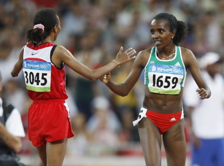 图文-女子5000米颁奖仪式举行 击掌庆祝胜利