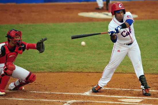 图文-棒球中国1:17负古巴 古巴队员击球