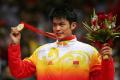 图文-奥运会羽毛球男单决赛 林丹展示奥运金牌