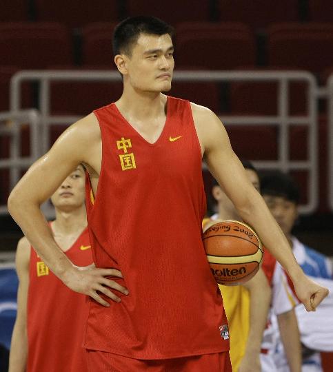 图文-中国男篮训练备战奥运首战 姚明在思考什么