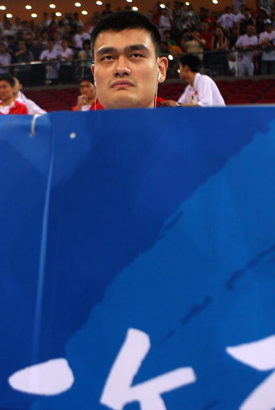 图文-中国队观战男篮小组赛比赛 姚明期待好运