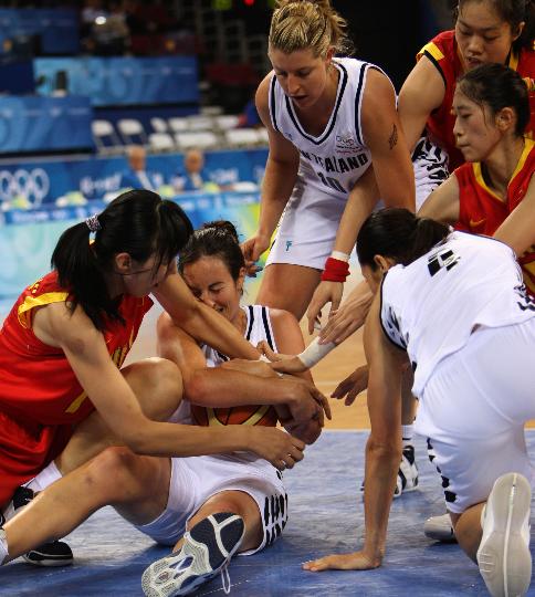 图文-[奥运会]中国女篮80-63新西兰 双方倒地争抢