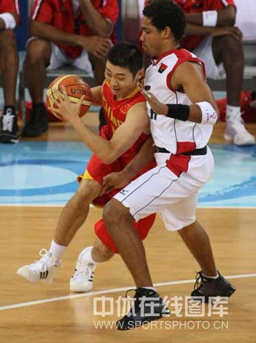 图文-[奥运会]中国男篮85-68安哥拉 刘炜强行突破