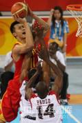 图文-[奥运会]中国男篮85-68安哥拉 阿联高高跃起