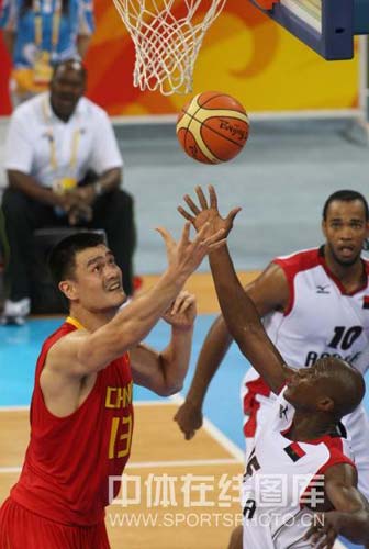 图文-[奥运会]中国男篮85-68安哥拉 姚明强力对抗